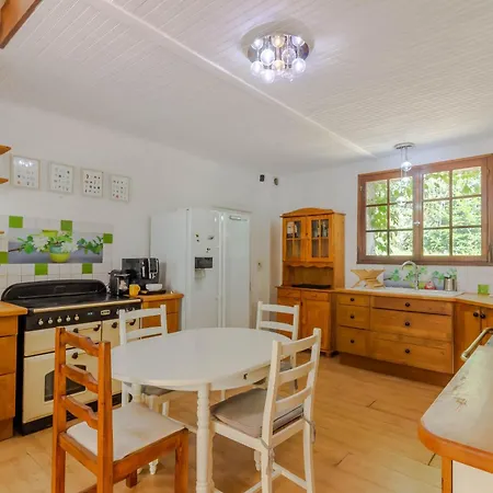 Hébergement de vacances La Parenthèse Fleurie - Avec Piscine Privée Saint-Priest-les-Fougères