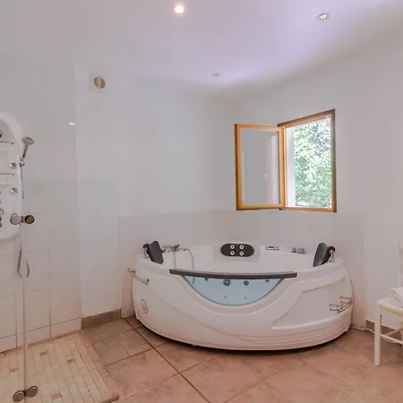 Hébergement de vacances La Parenthèse Fleurie - Avec Piscine Privée Saint-Priest-les-Fougères